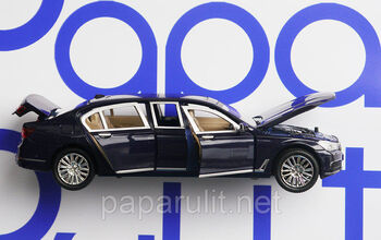 BMW 760 большой лимузин тёмно-синий открываются двери, багажник, капот, длина 21,5см